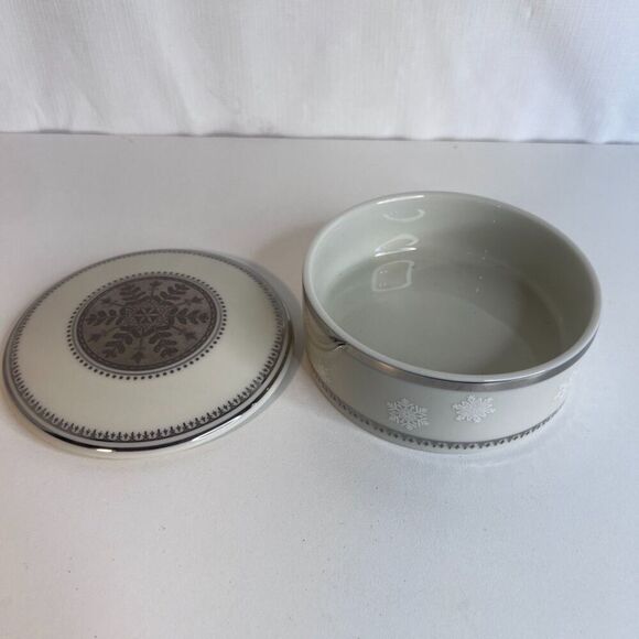 Mikasa Fine China White Christmas Covered Candy Trinket Dish L3242 Snowflake - Picture 7 of 9